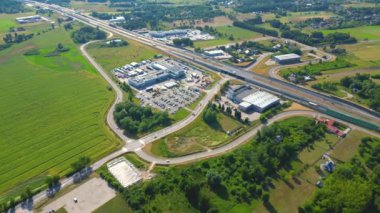 Malzeme deposunun havadan görüntüsü. Sanayi bölgesindeki lojistik merkezi yukarıdan. Lojistik merkezde yüklenen kamyonların hava görüntüsü