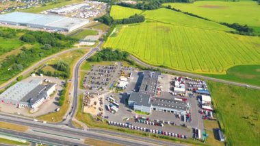 Malzeme deposunun havadan görüntüsü. Sanayi bölgesindeki lojistik merkezi yukarıdan. Lojistik merkezde yüklenen kamyonların hava görüntüsü