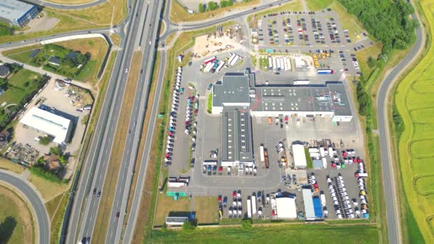 Luftaufnahme Des Logistikparks Mit Lager Verladebahnhof Und Vielen Sattelschleppern Mit — Stockvideo