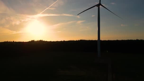 Stora Vindkraftverk Med Blad Fält Antenn Visa Ljusa Orange Solnedgång — Stockvideo