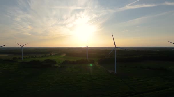 Große Windkraftanlagen Mit Schaufeln Feld Luftbild Hell Orange Sonnenuntergang Blauer — Stockvideo