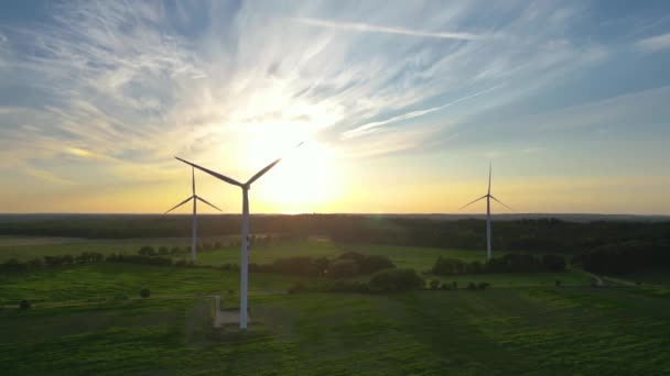 Grandes Turbinas Eólicas Com Lâminas Campo Vista Aérea Laranja Brilhante — Vídeo de Stock