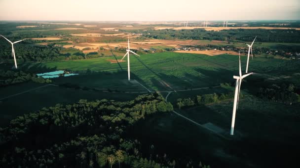 Flygfoto Över Väderkvarnar Gård För Energiproduktion Vacker Molnig Himmel Höglandet — Stockvideo