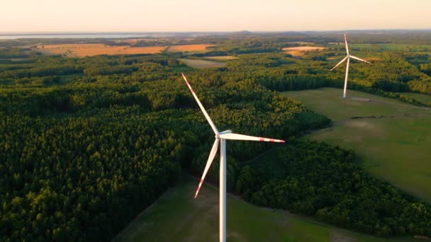 Вид Воздуха Ветряную Мельницу Производства Энергии Красивом Облачном Небе Высокогорье — стоковое видео