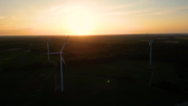 Güneşin Altındaki Bir Yel Değirmeninin Silueti Rüzgarın Gücüyle Dönen Rüzgar — Stok video