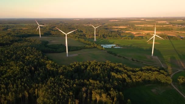 高原地区美丽多云的天空中的风车农场能源生产的空中景观 为可持续发展生产清洁可再生能源的风力涡轮机 — 图库视频影像