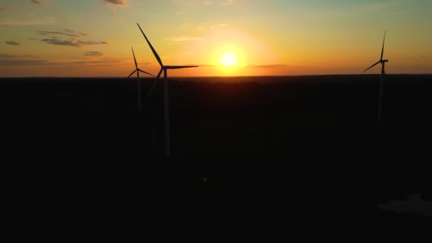Силуети Вітряні Млини Великого Помаранчевого Сонячного Диска Літнього Сяйва Лінзи — стокове відео