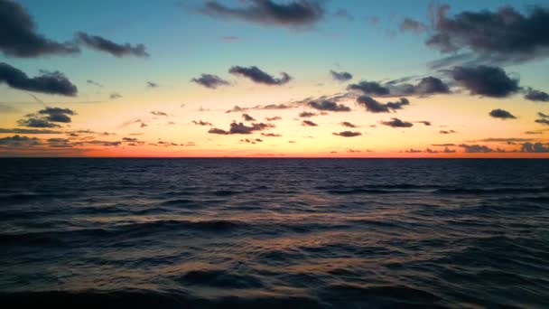 Okyanus Suyunun Üzerinde Tropik Altın Gün Batımı Yavaş Çekim Hava — Stok video