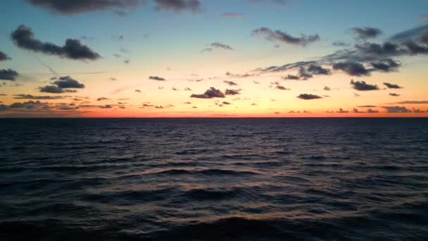 Okyanus Suyunun Üzerinde Tropik Altın Gün Batımı Yavaş Çekim Hava — Stok video