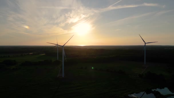 Große Windkraftanlagen Mit Schaufeln Feld Luftbild Hell Orange Sonnenuntergang Blauer — Stockvideo