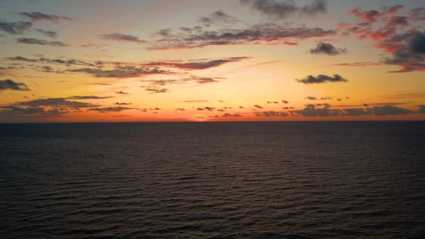 Драматичний Морський Захід Горить Небо Сяє Золотими Хвилями Захід Сонця — стокове відео