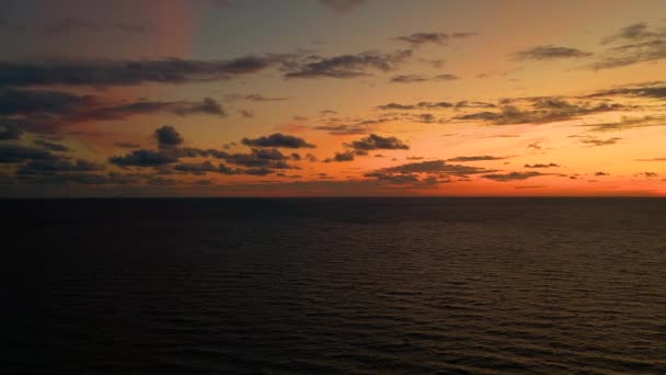Dramatik Deniz Batımı Yanan Gökyüzü Parlayan Altın Dalgalar Gün Batımı — Stok video
