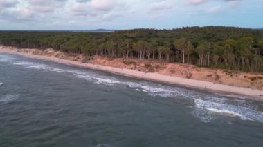 Dramatik deniz batımı. Yanan gökyüzü ve parlayan altın dalgalar. Gün batımı denizi 4k. Kızıl gökyüzü, sarı güneş ve inanılmaz deniz. Yaz günbatımı deniz manzarası. Atlantik Okyanusu plaj günbatımı.