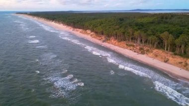 Dramatik deniz batımı. Yanan gökyüzü ve parlayan altın dalgalar. Gün batımı denizi 4k. Kızıl gökyüzü, sarı güneş ve inanılmaz deniz. Yaz günbatımı deniz manzarası. Atlantik Okyanusu plaj günbatımı.