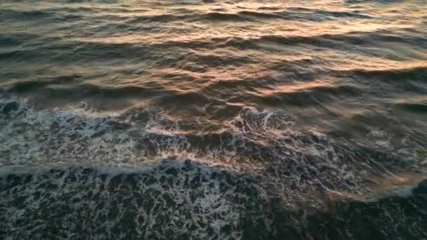 Trópusi Arany Naplemente Óceáni Víz Felett Lassított Felvételen Naplemente Tükröződik — Stock videók