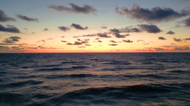 Τροπικό Χρυσό Ηλιοβασίλεμα Πάνω Από Τον Ωκεανό Νερό Αργή Κίνηση — Αρχείο Βίντεο