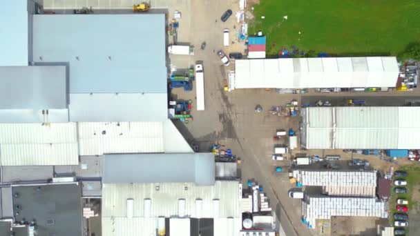 从空中俯瞰货物仓库 从上方看工业园区的物流中心 后勤中心载货卡车的航拍 — 图库视频影像