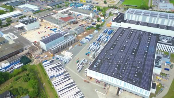 Luftaufnahme Einer Modernen Lagerhalle Mit Sonnenkollektoren Auf Dem Dach Logistikzentrum — Stockvideo