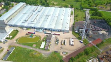 Malzeme deposunun havadan görüntüsü. Sanayi bölgesindeki lojistik merkezi yukarıdan. Lojistik merkezde yüklenen kamyonların hava görüntüsü