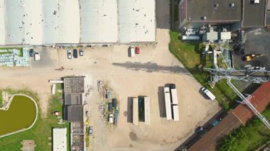 Kömür deposu ve rejeneratörü olan bir bölge. Kazı araçları ve şerit taşıyıcılarla kömür yükleme ve boşaltma. Termik santrallerdeki kömür rezervleri. Yukarıdan görüntüle