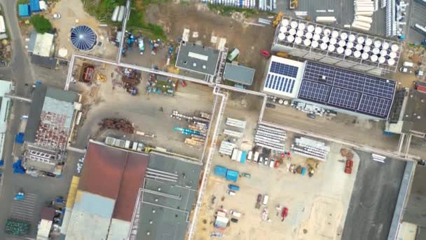 物流センターの空中ビュー 産業物流ゾーンのドローン写真 近代的な技術とロボットの完全な新しい超近代的な物流センター 緑のエネルギー生産のための屋根の太陽光発電所 — ストック動画