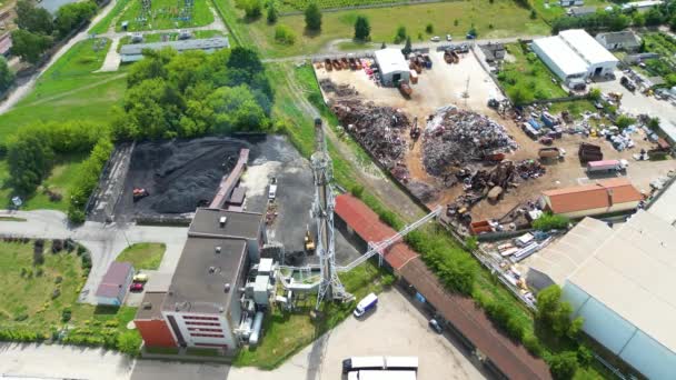 区域的煤炭终端与煤炭堆放和再生器 挖掘机和皮带输送机装卸煤炭 火力发电厂的煤炭储备 从上面看 — 图库视频影像
