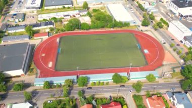 Futbol Şampiyonası Maçı ile tüm stadyumun havadan çekim çekimi. Takımlar oynar, taraftarlar tezahürat yapar. Futbol Turnuvası, Kupa Yayını. Spor Kanalı Televizyonu, Ekran İçeriği.