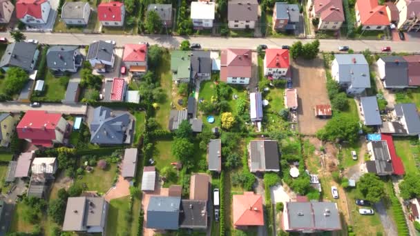 Luchtfoto Van Woonhuizen Het Voorjaar Buurt Een Buitenwijk Onroerend Goed — Stockvideo