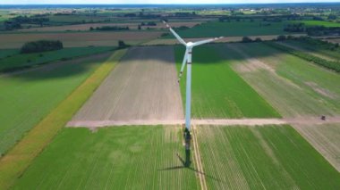 Rüzgâr çiftliği ya da rüzgar parkının panoramik görüntüsü, jenerasyon için yüksek rüzgar türbinleri ve fotokopi alanı. Yeşil enerji kavramı.
