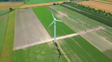 Rüzgâr çiftliği ya da rüzgar parkının panoramik görüntüsü, jenerasyon için yüksek rüzgar türbinleri ve fotokopi alanı. Yeşil enerji kavramı.
