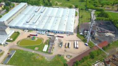 Malzeme deposunun havadan görüntüsü. Sanayi bölgesindeki lojistik merkezi yukarıdan. Lojistik merkezde yüklenen kamyonların hava görüntüsü