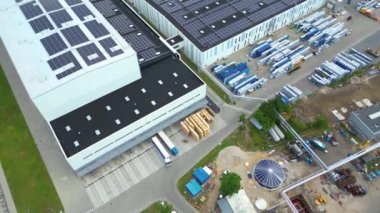 Dağıtım merkezinin hava görüntüsü, endüstriyel lojistik bölgesinin İHA fotoğrafı, modern teknoloji ve robotlarla dolu yeni süper modern lojistik merkezi, yeşil enerji üretimi için çatı güneş enerjisi santrali.
