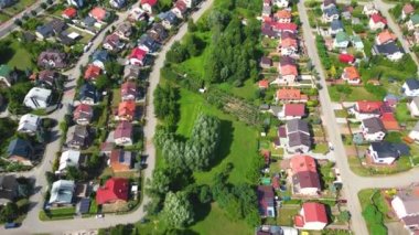 Baharda evlerin havadan görünüşü. Mahallede, banliyöde. Gayrimenkul, İHA çekimleri, gün batımı, güneş ışığı, yukarıdan..