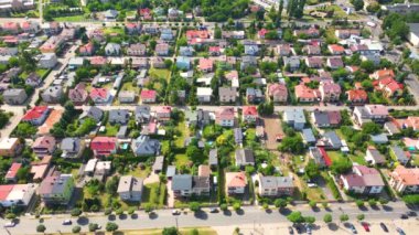 Baharda evlerin havadan görünüşü. Mahallede, banliyöde. Gayrimenkul, İHA çekimleri, gün batımı, güneş ışığı, yukarıdan..