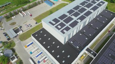 Düşük karbon ayak izi olan endüstri. Çatıda güneş panelleri olan sanayi depoları. Teknoloji parkı ve yukarıdaki fabrikalar.