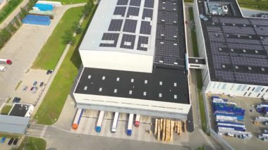 Düşük karbon ayak izi olan endüstri. Çatıda güneş panelleri olan sanayi depoları. Teknoloji parkı ve yukarıdaki fabrikalar.