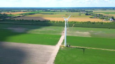 Rüzgâr çiftliği ya da rüzgar parkının panoramik görüntüsü, jenerasyon için yüksek rüzgar türbinleri ve fotokopi alanı. Yeşil enerji kavramı.