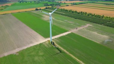 Rüzgar enerjili türbinlerin hava aracı görüntüsü, bir rüzgar çiftliğinin parçası. Kırsal bölgedeki yeşil alanda rüzgar türbinleri. Rüzgar santrali.