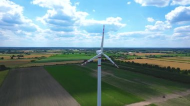 Rüzgar enerjili türbinlerin hava aracı görüntüsü, bir rüzgar çiftliğinin parçası. Kırsal bölgedeki yeşil alanda rüzgar türbinleri. Rüzgar santrali.