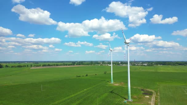 Ilmakuva Voimakas Tuuliturbiini Maatila Energiantuotantoon Kauniilla Pilvinen Taivas Highland Tuulivoimalat — kuvapankkivideo