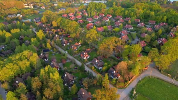 Letecký Pohled Obytné Domy Jaře Čtvrť Předměstí Nemovitosti Záběry Dronů — Stock video