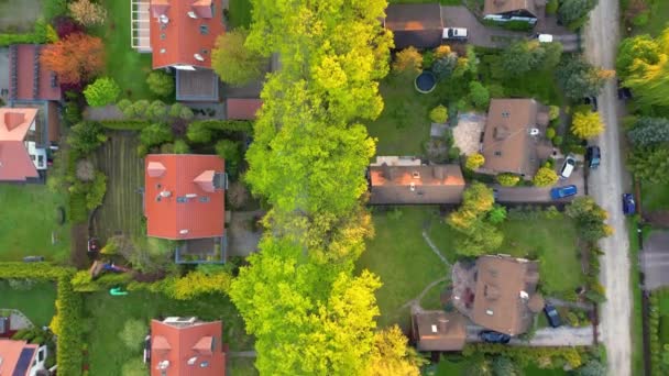 春天从空中俯瞰住宅 房地产 无人驾驶飞机 从上方 — 图库视频影像