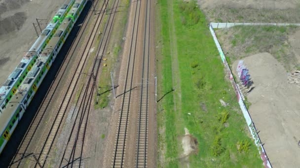 Scénický Letecký Snímek Osobního Vlaku Jedoucího Západu Slunce Kolejích Obklopených — Stock video