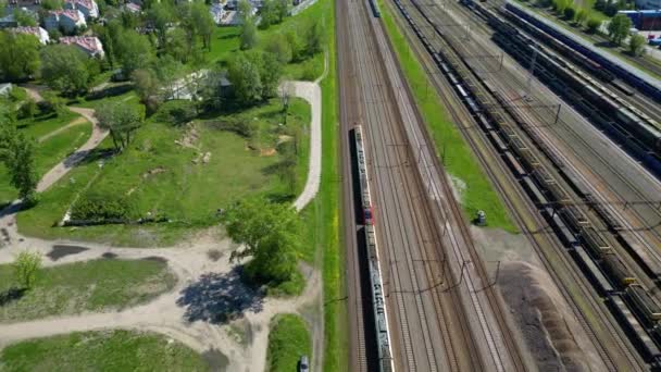 Kargo Trenleri Yük Konteynerleri Ile Endüstriyel Demiryolu Istasyonu Üzerinde Uçan — Stok video