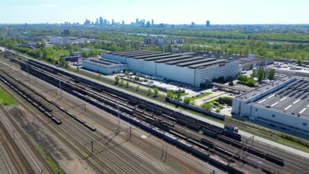 Vliegen Boven Industrial Railroad Station Met Vrachttreinen Vrachtcontainers Treinen Voor — Stockvideo