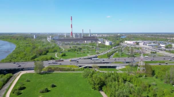 Zdjęcia Lotnicze Dronów Elektrowni Przemysłowej Europie Wschodniej Instalacja Wytwarzania Energii — Wideo stockowe