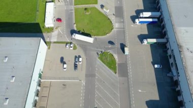 Düşük karbon ayak izi olan endüstri. Çatıda güneş panelleri olan sanayi depoları. Teknoloji parkı ve yukarıdaki fabrikalar.