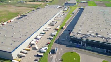 Düşük karbon ayak izi olan endüstri. Çatıda güneş panelleri olan sanayi depoları. Teknoloji parkı ve yukarıdaki fabrikalar.