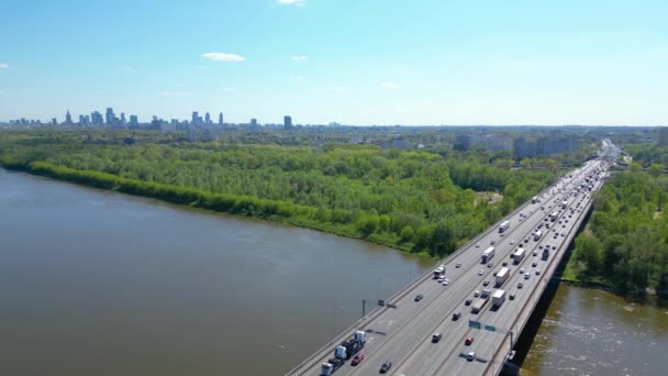 Widok Lotu Ptaka Poruszającego Się Ogromnym Moście Nad Wisłą Warszawie — Wideo stockowe