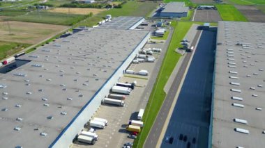 Düşük karbon ayak izi olan endüstri. Çatıda güneş panelleri olan sanayi depoları. Teknoloji parkı ve yukarıdaki fabrikalar.